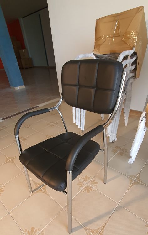 Sedia cromata imbottita per sala d'attesa, ufficio studio colore nero