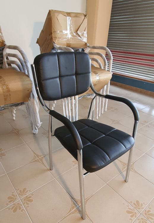 Sedia cromata imbottita per sala d'attesa, ufficio studio colore nero