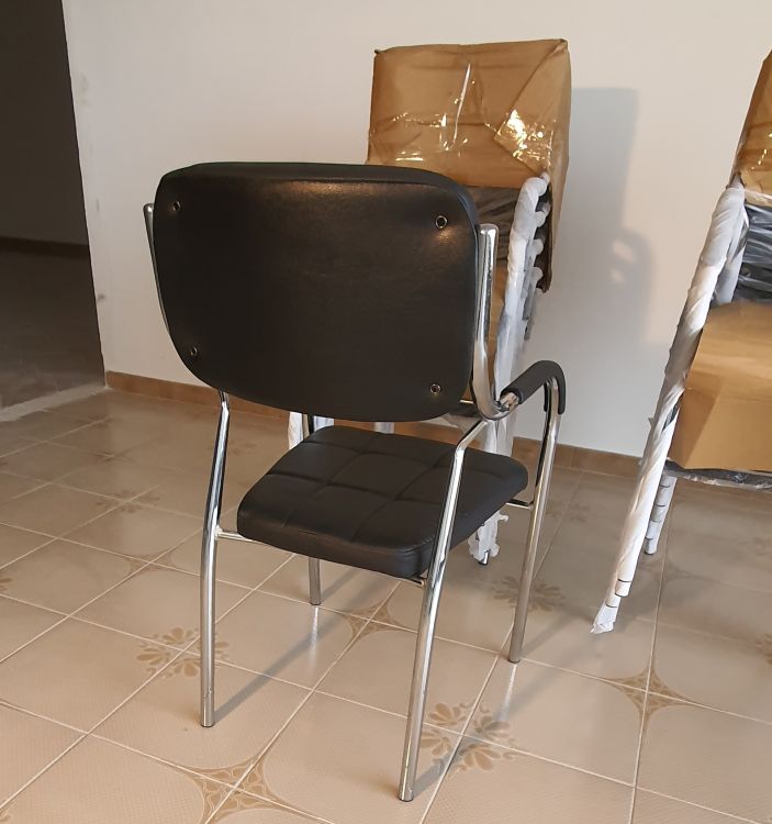 Sedia cromata imbottita per sala d'attesa, ufficio studio colore nero