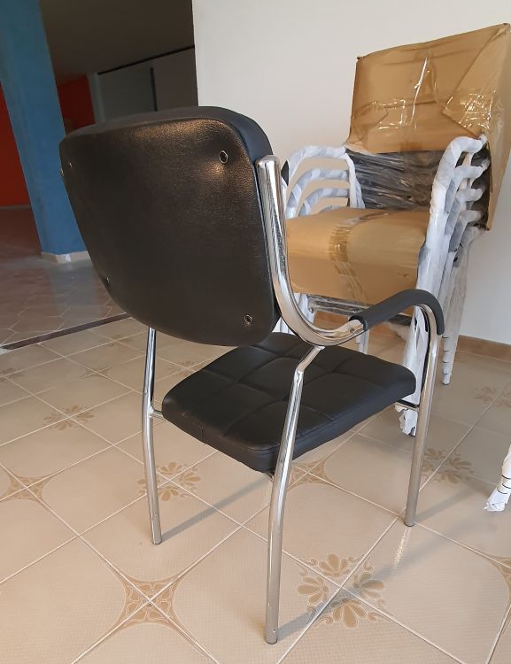 Sedia cromata imbottita per sala d'attesa, ufficio studio colore nero