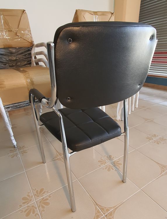 Sedia cromata imbottita per sala d'attesa, ufficio studio colore nero