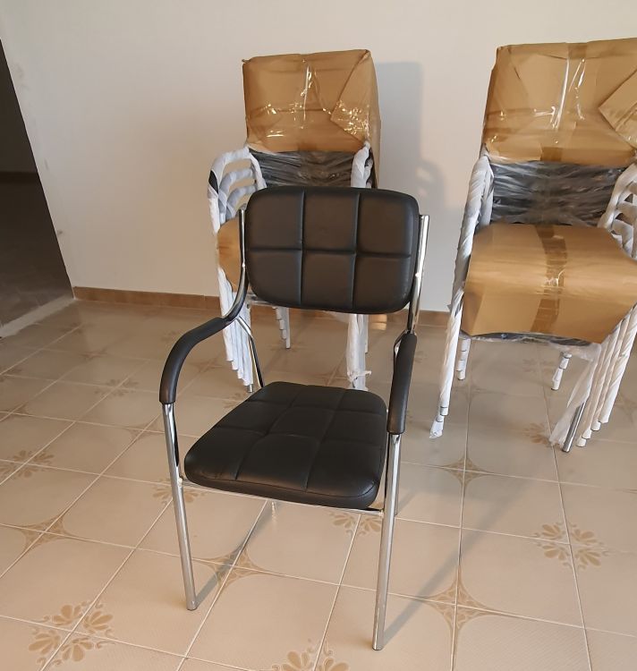 Sedia cromata imbottita per sala d'attesa, ufficio studio colore nero